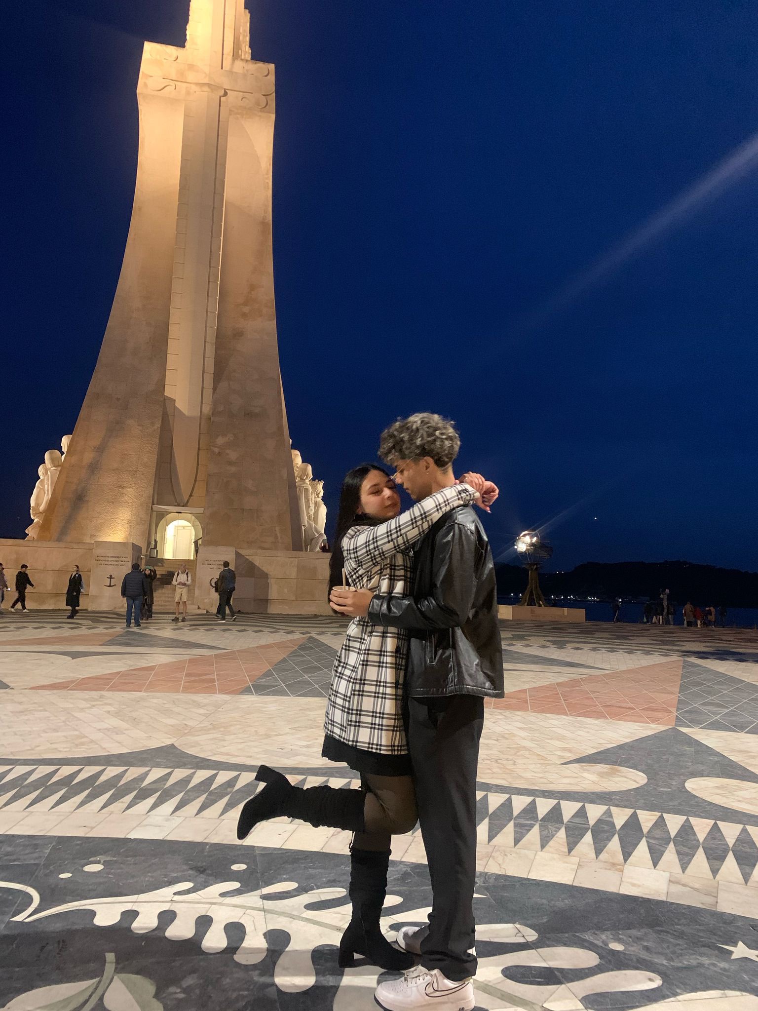 Gabii e Gabriel em Lisboa perto da Torre de Belém
